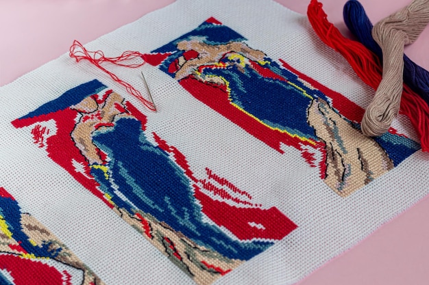 haftowana tkanina z tradycyjnym wzorem